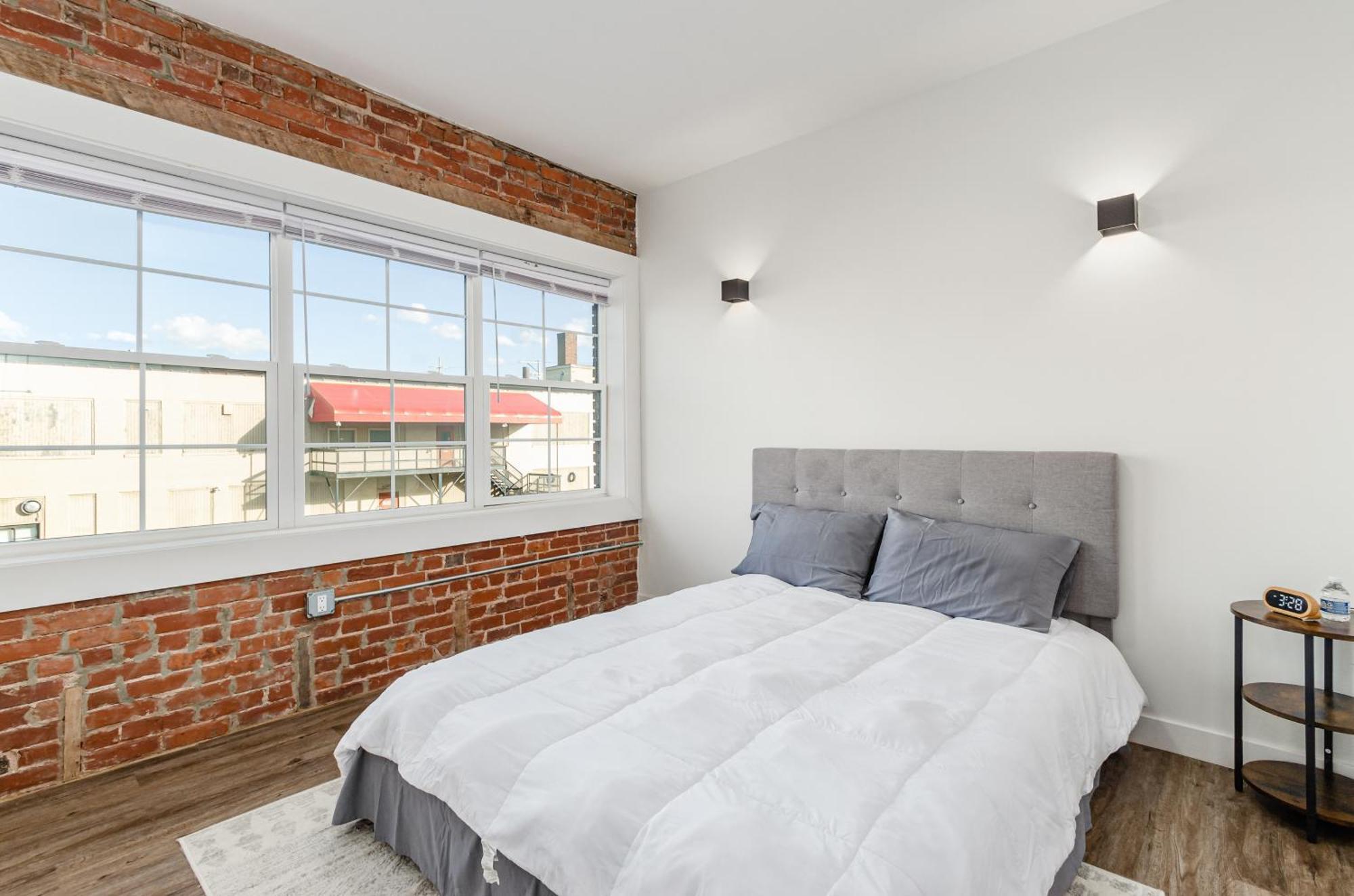 The Broad Cozy Affordable Luxury In Downtown Columbus