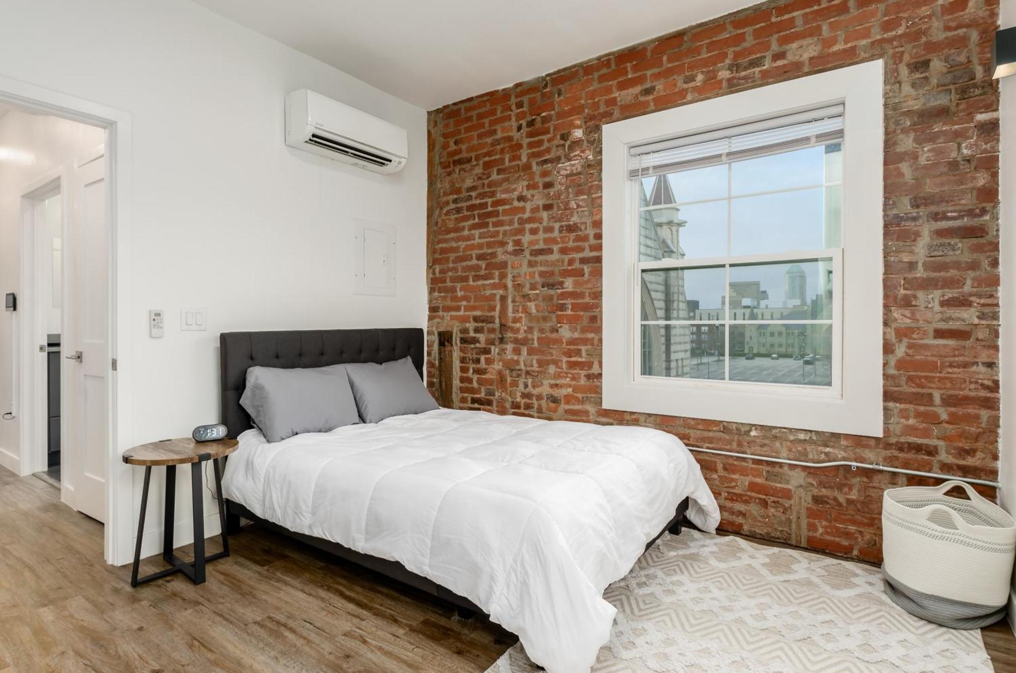 The Broad Cozy Affordable Luxury In Downtown